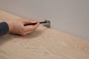 Pasul 2 în montarea plintei pentru parchet cu Tarkett Clips