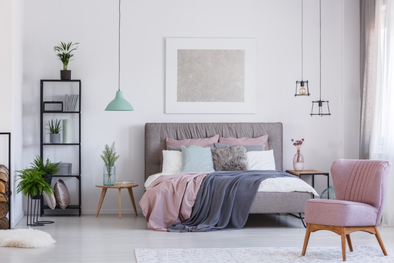 Dormitor în culori pastel - design interior mixt într-o casă de vis - poze