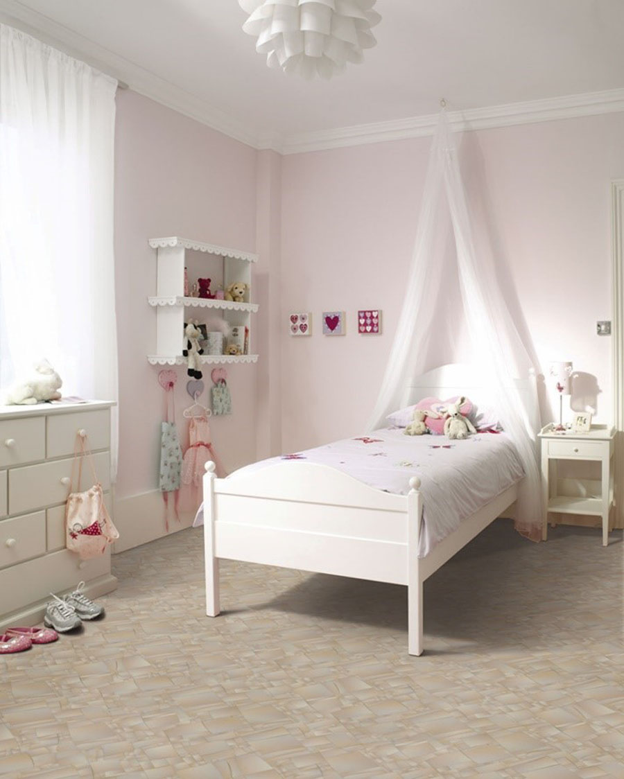 Dormitor in culori roz și alb