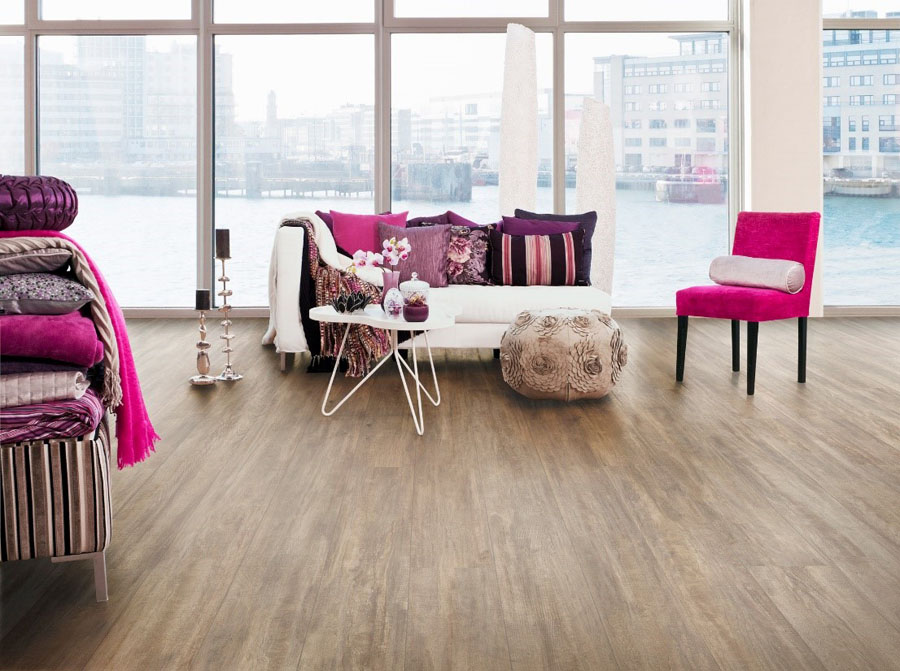 Sufragerie cu elemente decorative într-un roz puternic