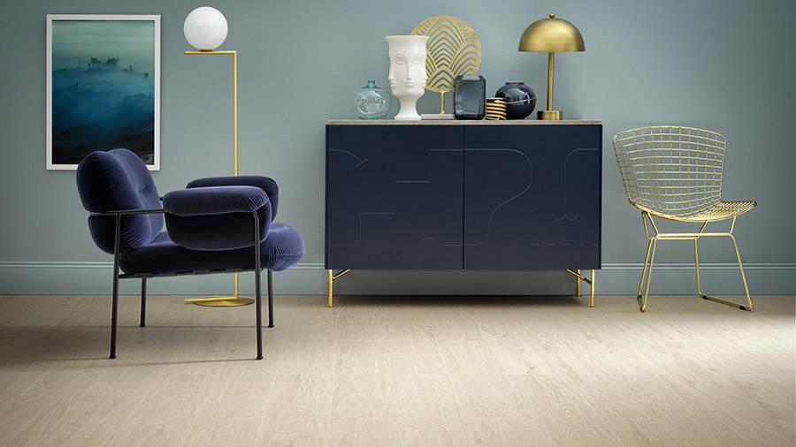 Living-room amenajat în combinații de elemente decorative, in nuante de albastru si auriu