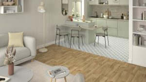 Bucatarie open space cu pvc in zona de gatit si parchet in zona de living