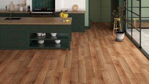 parchet de culoare maro in living open-space