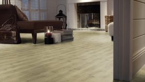 Parchet laminat montat intr-o sufragerie cu semineu