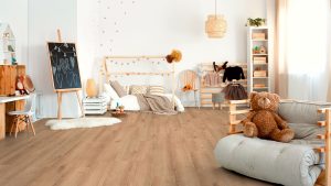 Parchet laminat cu aspect elegant si calitate superioara, montat intr-o camera de copii