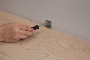 Pasul 6 în montarea plintei pentru parchet cu Tarkett Clips