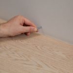 Pasul 4 în montarea plintei pentru parchet cu Tarkett Clips