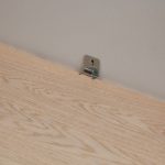 Pasul 5 în montarea plintei pentru parchet cu Tarkett Clips