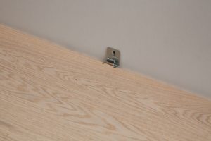 Pasul 5 în montarea plintei pentru parchet cu Tarkett Clips