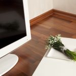 Plinta de parchet montată, cu ajutorul metodei simple, cu sistemul Tarkett Clips