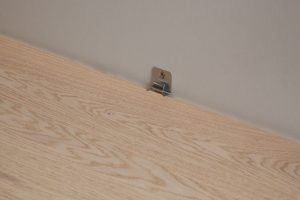 Pasul 7 în montarea plintei pentru parchet cu Tarkett Clips