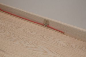 Pasul 10 în montarea plintei pentru parchet cu Tarkett Clips