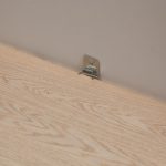 Pasul 1 în montarea plintei pentru parchet cu Tarkett Clips