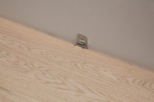 Pasul 1 în montarea plintei pentru parchet cu Tarkett Clips