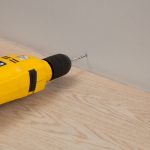 Pasul 3 în montarea plintei pentru parchet cu Tarkett Clips