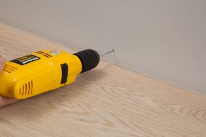 Pasul 3 în montarea plintei pentru parchet cu Tarkett Clips