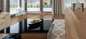 Living spaţios şi frumos decorat, în care s-a realizat o amenajare open space