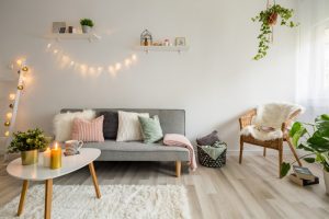 Cel mai bun parchet pentru living - canapea si masuta si parchet bej