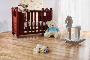 Cameră de copii cu jucării, mobilier si parchet din lemn, pardoseala cea mai potrivită