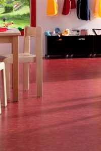 Linoleum roșu, în camera pentru copii - un material natural, antibacterian, de calitate