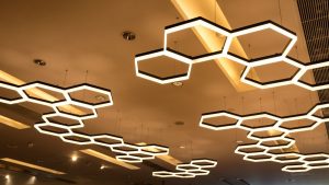 Tavan cu lămpi LED, dispuse într-un model și formă unică, în tendințele anului 2018