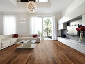 Parchet din lemn de culoare închisă și mobilă deschisă, pentru un contrast de efect