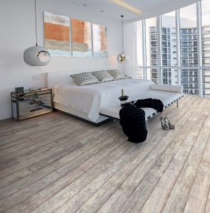 Dormitor cu pat alb și parchet din lemn Performance Fashion