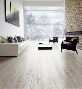 Parchet deschis la culoare montat pe direcția luminii