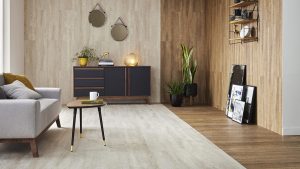 Sugraferie spatioasa, cu canapea si masuta, covor gri si pardoseala LVT