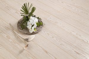 Flori pe parchet de stejar deschis la culoare