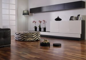 Living modern in alb si negru cu parchet de nuc