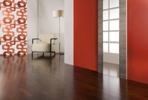 Parchet maro roșcat în living decorat cu mult roșu