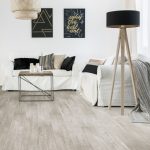 Living alb negru, cu parchet laminat bej deschis