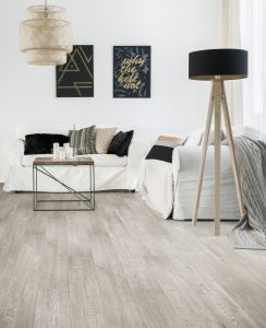 Living alb negru, cu parchet laminat bej deschis