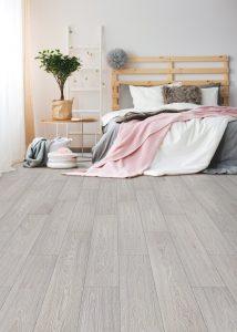 Parchet laminat deschis la culoare în dormitor
