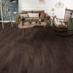 Parchet laminat închis, din colecția Gallery, în living